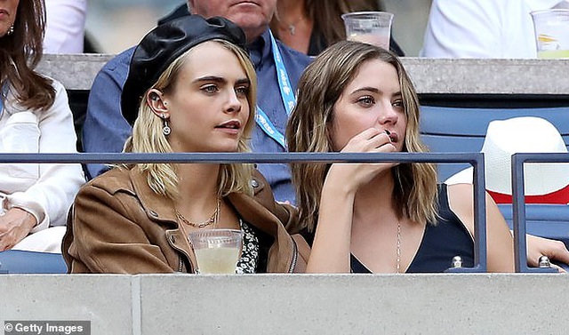 Cara Delevingne tình tứ hôn bạn gái - 3