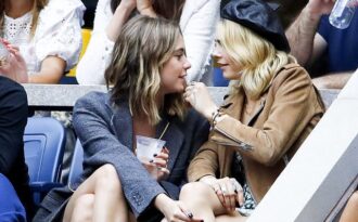 Cara Delevingne tình tứ hôn bạn gái