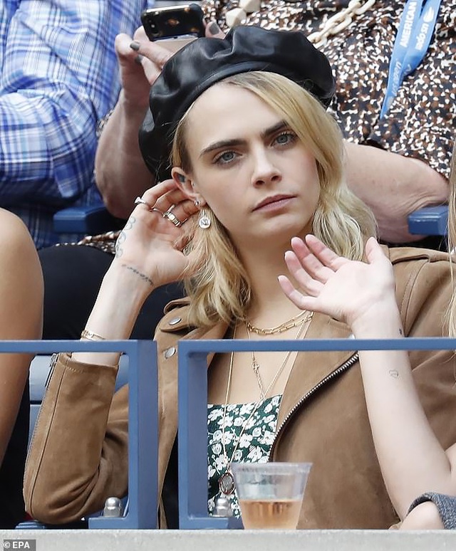 Cara Delevingne tình tứ hôn bạn gái - 2