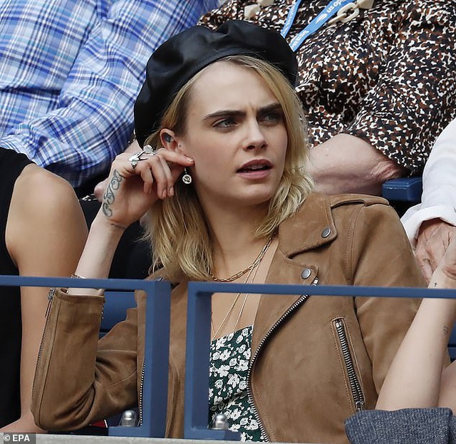 Cara Delevingne tình tứ hôn bạn gái - 7