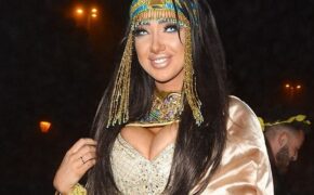 Người đẹp siêu vòng một hóa thân thành Cleopatra