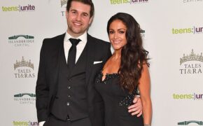 Casey Batchelor đẹp đôi bên bạn trai