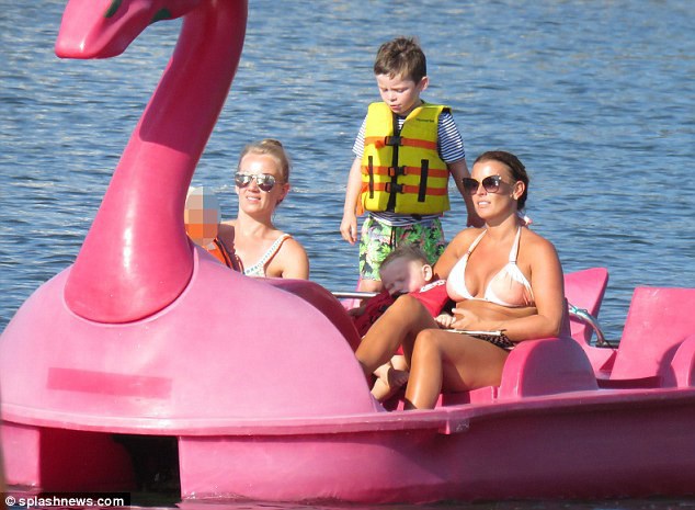  Hầu như tháng nào, Coleen Rooney cũng đưa các con đi nghỉ mát. 