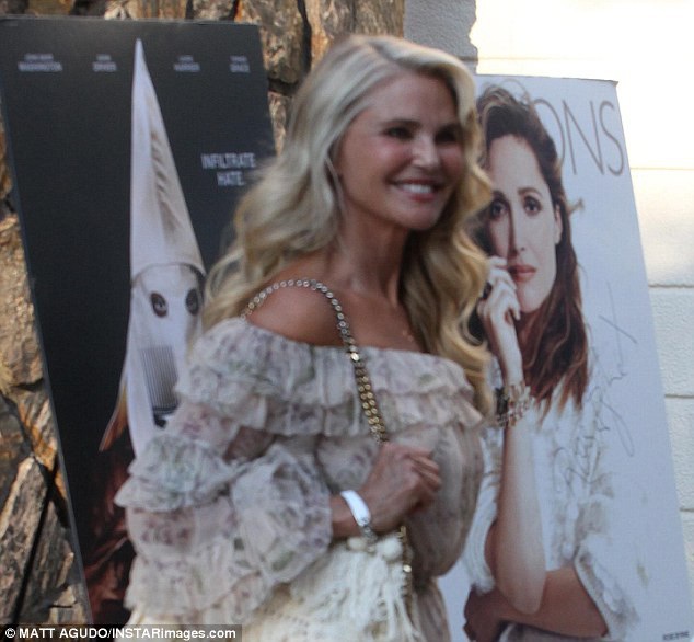  Christie Brinkley chia sẻ, buổi sáng bà thường ăn bột yến mạch, hạt lanh, mầm lúa mì, việt quất, mâm xôi, và một ít hạt óc chó 