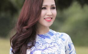 Ca sĩ Khánh Ly suýt gặp nguy hiểm khi chạy trên cầu treo