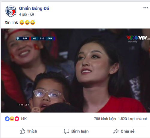  Những hình ảnh chụp màn hình gương mặt nữ khán giả xinh đẹp đang hào hứng cổ vũ cho đội tuyển Việt Nam ngay lập tức được chia sẻ chóng mặt trên khắp các diễn đàn về thể thao nói chung và bóng đá nói riêng. Ngay lập tức, những bài viết này đã nhận được lượng like và chia sẻ “khủng” của cộng đồng mạng. 