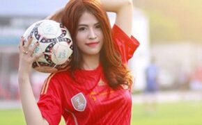 Cô giáo 9x “siêu mẫu” khoe dáng trong trang phục bóng đá