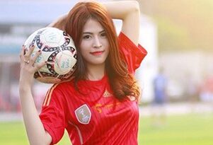 Cô giáo 9x “siêu mẫu” khoe dáng trong trang phục bóng đá
