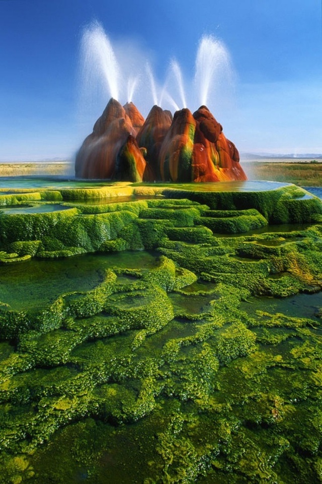 Có lẽ các nhà làm phim đã lấy cảnh tượng ở “Fly Geyser”, Nevada, Mỹ để làm cảm hứng cho những thước phim viễn tưởng về sao Hỏa.