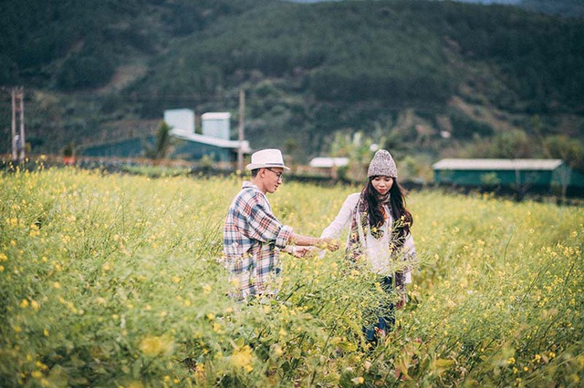  Trần Thị Kim Ngân (sinh năm 1994) và Vũ Thanh Cảnh (sinh năm 1993) gặp rồi quen nhau khi cả hai cùng học Cao đẳng Dược ở TP HCM. Khi đó, Kim Ngân nhìn thấy biển số xe của anh bạn chung lớp vội gọi to “Ấy là người Đồng Nai à?”. Và họ quen nhau từ đó. 