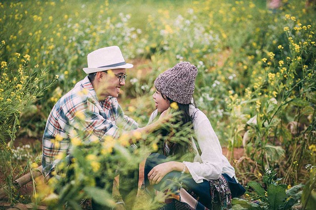  Cả hai cùng thích không gian thoải mái ở đồng hoa nên quyết định chọn Đà Lạt làm địa điểm ghi dấu tình yêu trước khi “về chung một nhà”. 