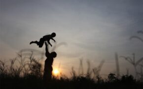 Ở giữa “khoảnh khắc” và “vĩnh cửu”