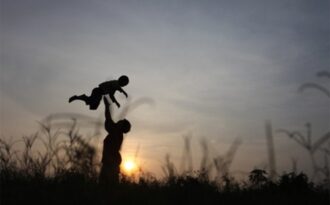 Ở giữa “khoảnh khắc” và “vĩnh cửu”