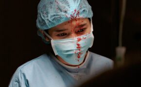 Cao Thái Hà rùng mình sợ hãi, mặt đầy máu me khi cứu hộ