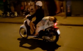 Thót tim với cảnh mẹ đèo con gái ngủ gật sau xe máy