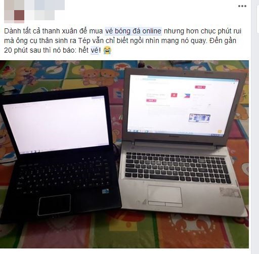 Một người hâm mộ trực chiến hai máy tính mua vé online nhưng vẫn không thể truy cập được hệ thống