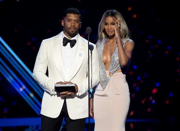  Cầu thủ bóng bầu dục Russell Wilson đưa vợ mới cưới Ciara dự lễ trao giải ESPY diễn ra tại nhà hát Microsoft ở Los Angeles ngày 14/7 