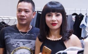 Cát Phượng đội mưa đi sự kiện