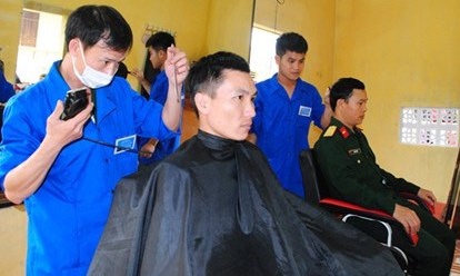 Phòng cắt tóc thanh niên của Lữ đoàn 215, Binh chủng Tăng-Thiết giáp. Ảnh: Duy Ngợi.