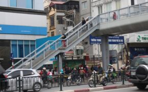 Người đi bộ thờ ơ với cầu vượt bộ hành