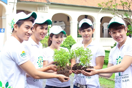 Vân Trang rủ V.Music chạy xe đạp đi trồng cây