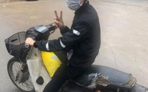 Chàng trai người H’Mông đứng dưới mưa đợi trả ví cho người mất