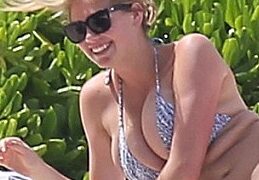 Siêu mẫu Mỹ khoe thân bốc lửa trên bãi biển