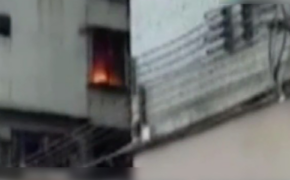 Trong cơn hoả hoạn, người phụ nữ kêu cứu bằng cách… ném tiền qua cửa sổ