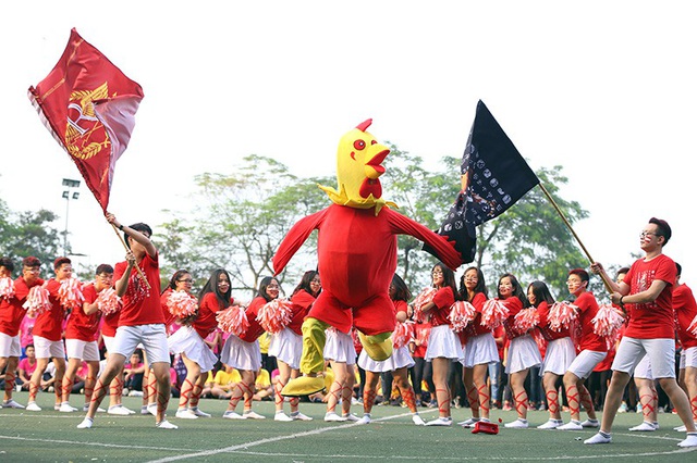  Linh vật “Gà trống choai” của nhóm thi nhà R thể hiện những bước nhảy đầy năng lượng 