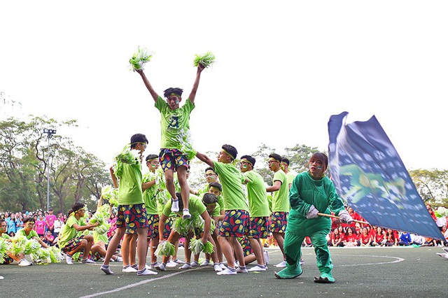  Những chàng trai đại diện cho nhà A diện quần sooc hoa quả đầy tinh nghịch và trình diễn màn vũ đạo sôi động 