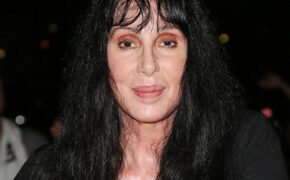 Ngôi sao U70 Cher lộ nếp nhăn khi không chỉnh sửa ảnh