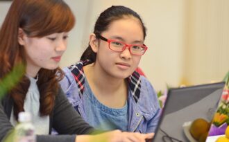 “Giải vàng” piano: Đôi tay không chỉ biết chơi đàn mà còn làm việc nhà