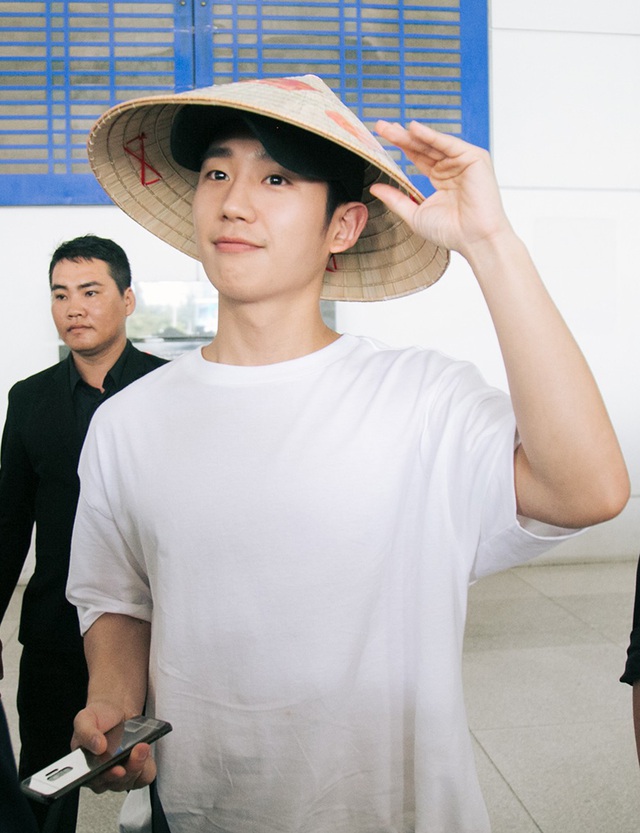 Jung Hae In khá thân thiện với khán giả, anh còn đội nón thể để tạo dáng chụp ảnh ngay tại sân bay