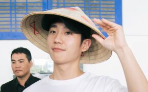 Nam chính “Chị đẹp mua cơm cho tôi” đội nón lá khi xuất hiện tại sân bay