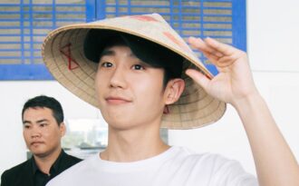 Nam chính “Chị đẹp mua cơm cho tôi” đội nón lá khi xuất hiện tại sân bay
