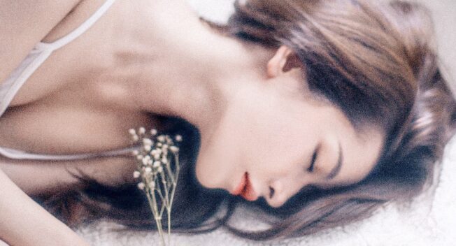 Clip Chi Pu hát mộc lay động trên nền guitar