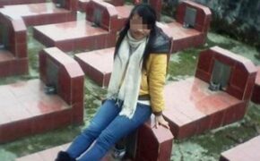 Sốc nặng với hình ảnh nữ sinh tạo dáng chụp ảnh trên mộ liệt sỹ