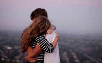 Chia tay vì bố mẹ bạn trai chê “nghèo, mang gen kém”