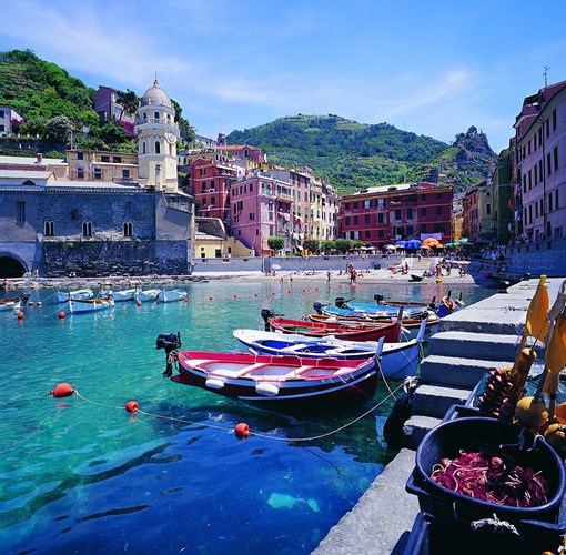  Thị trấn Cinque Terre ở Liguria đẹp như một bức tranh sơn dầu bên làn nước trong xanh. 