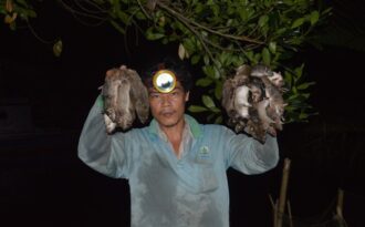 Anh nông dân có biệt tài “gọi chuột ra để bắt sống”