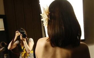 “Mốt” chụp ảnh… không quần áo