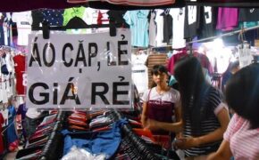 Sinh viên “bán – mua” tại chợ đêm làng đại học