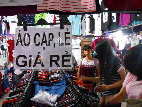 Sinh viên “bán – mua” tại chợ đêm làng đại học