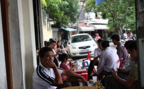 Đợi thí sinh thi, phụ huynh an nhàn ngắm hồ Tây