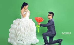 Chú rể “may” váy cưới cho cô dâu từ 600 quả bóng bay