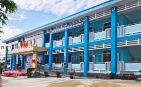 Niềm vui trường mới của trẻ em vùng rốn lũ