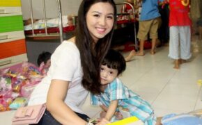 Em gái hoa hậu Jennifer Chung thay mặt chị đi từ thiện