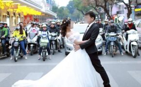 Chụp ảnh cưới giữa ngã tư đèn đỏ: Lãng mạn hay đùa với tính mạng?