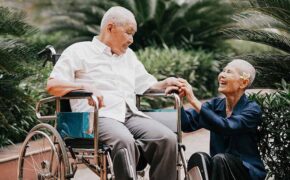 Chuyện tình cảm động sau bộ ảnh kỷ niệm 65 năm ngày cưới bên xe lăn