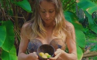 Cô gái người Úc hạnh phúc khi bỏ phố vào rừng ở nude